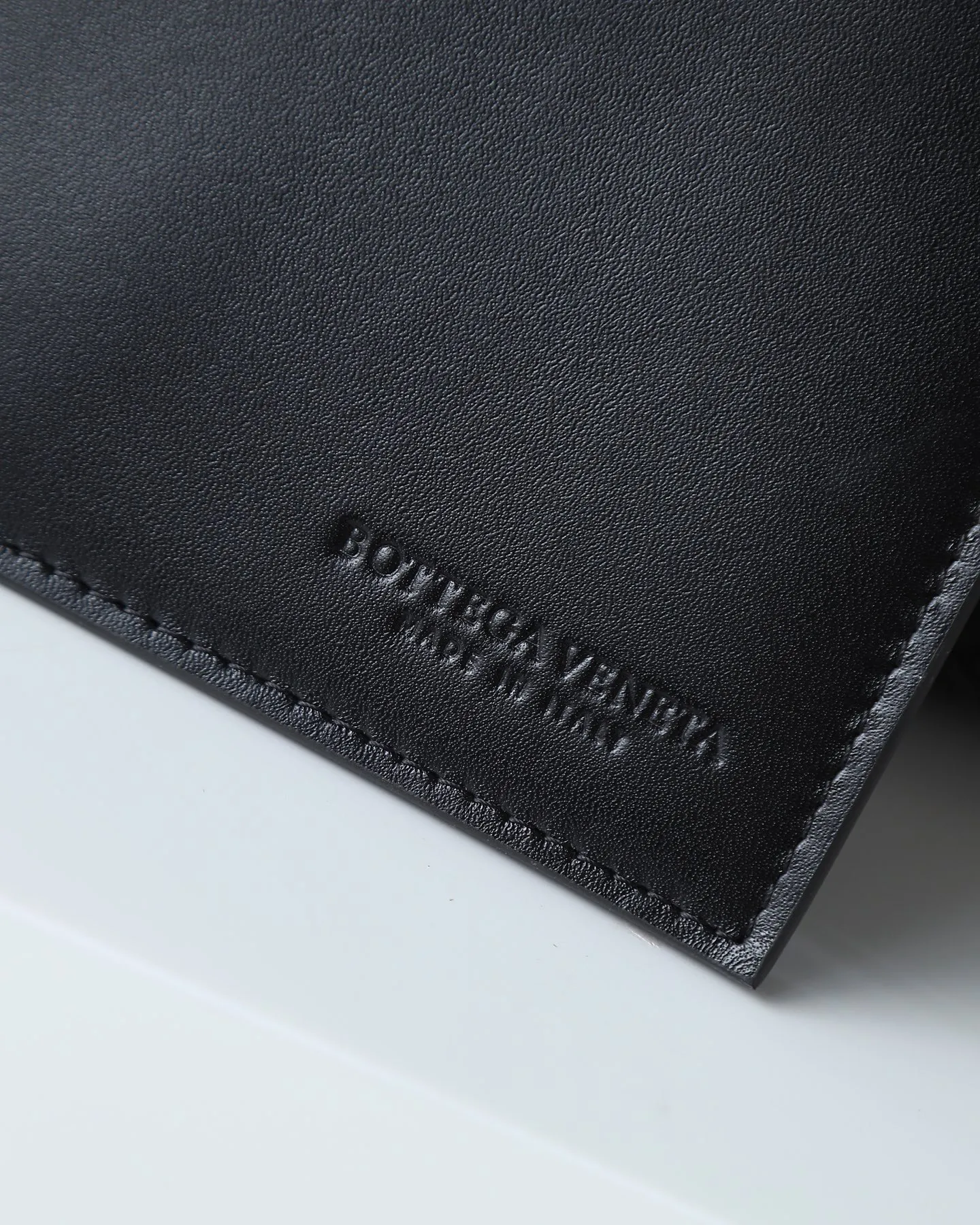 1000. BOTTEGA VENETA's 2025 new product pinacoteca has super soft leather, and the weaving function, practicality and relaxed fashion sense have not been lost ❤️‍🔥Amway is a must-have bag for sisters when going out. The size also accurately meets the commuting needs of urban beauties, and it can fit everything! ! ! 🔥The capacity should not be underestimated~ It doesn’t pick the person, the occasion, or the occasion. With its majestic curved outline, exquisite woven texture, delicate edges and rounded handles, this woven vegetable basket bag truly achieves the goal of “dressing up and being fashionable without getting in the way”~ Are you interested in Jimei? Style number: 819004 Size: 24*15*12cm